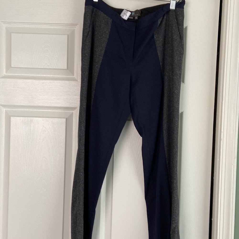 colorblocking in navy and dark gray. 2 side pockets, zipper in front.